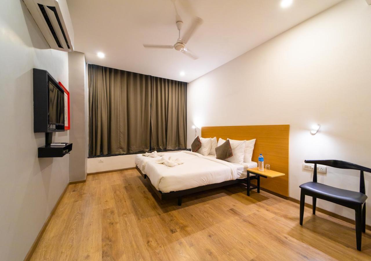 The Park Infinity Hotel Surat Eksteriør billede